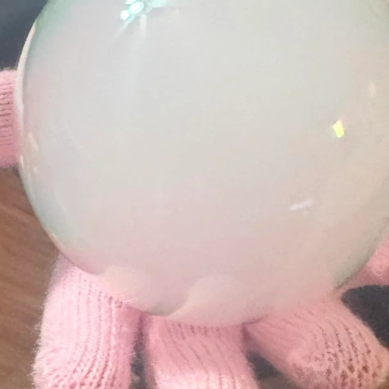 Dziecko otwierające prezent FumePop
